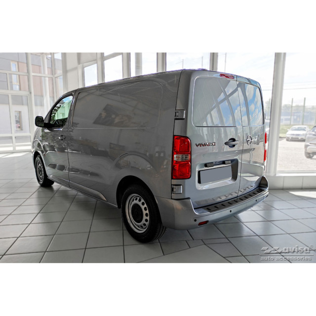 Black RVS Achterbumperprotector passend voor Space Tourer & Jumpy 2016- / Peugeot Traveller & Expert 2016- / Toyota Proace Verso 2016- / Opel Vivaro & Zafira Life 2019- 'STRONG EDITION'